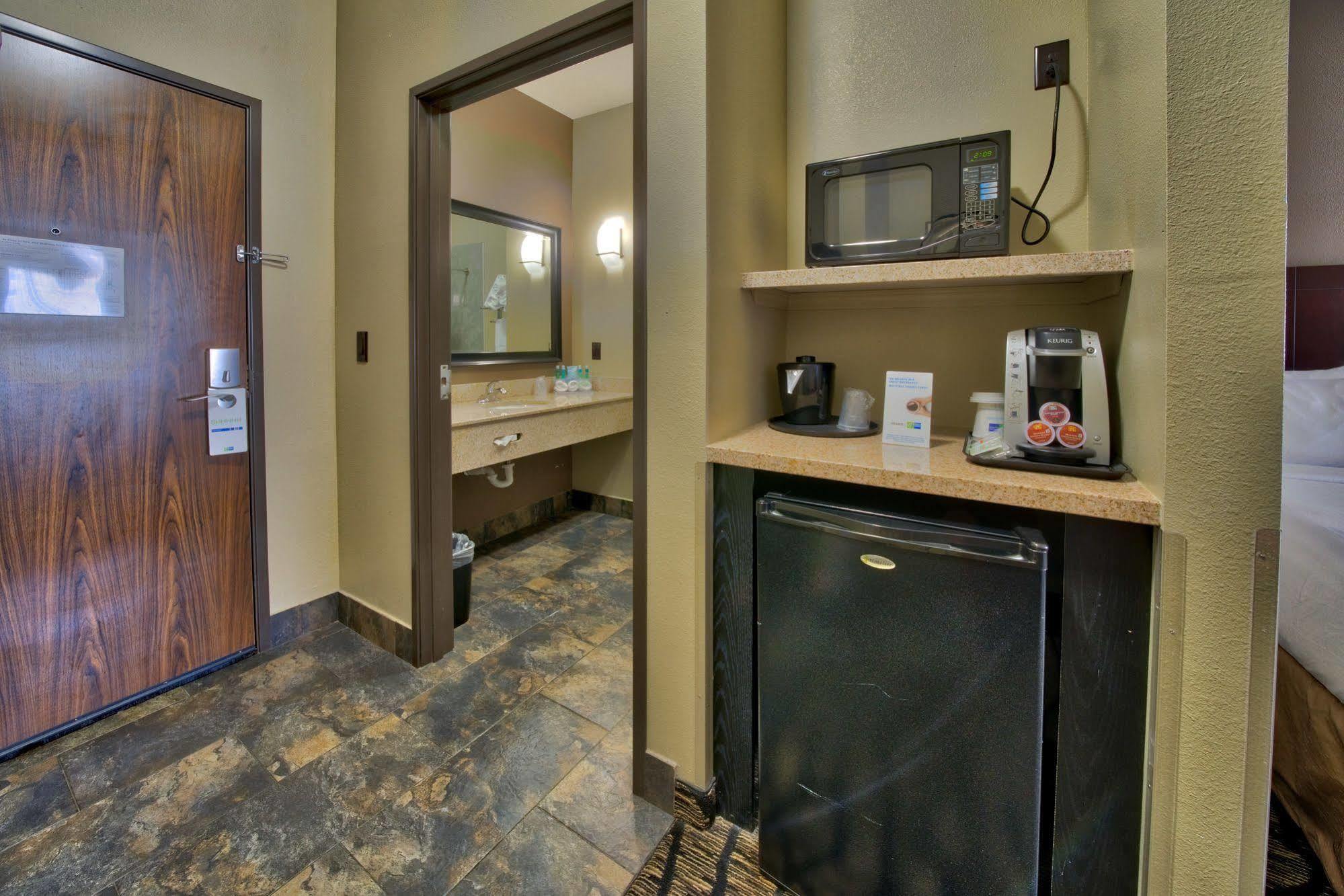 Holiday Inn Express And Suites Lubbock South By Ihg Exterior photo